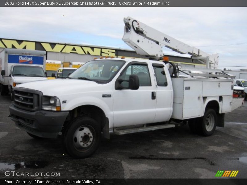 Oxford White / Medium Flint 2003 Ford F450 Super Duty XL Supercab Chassis Stake Truck
