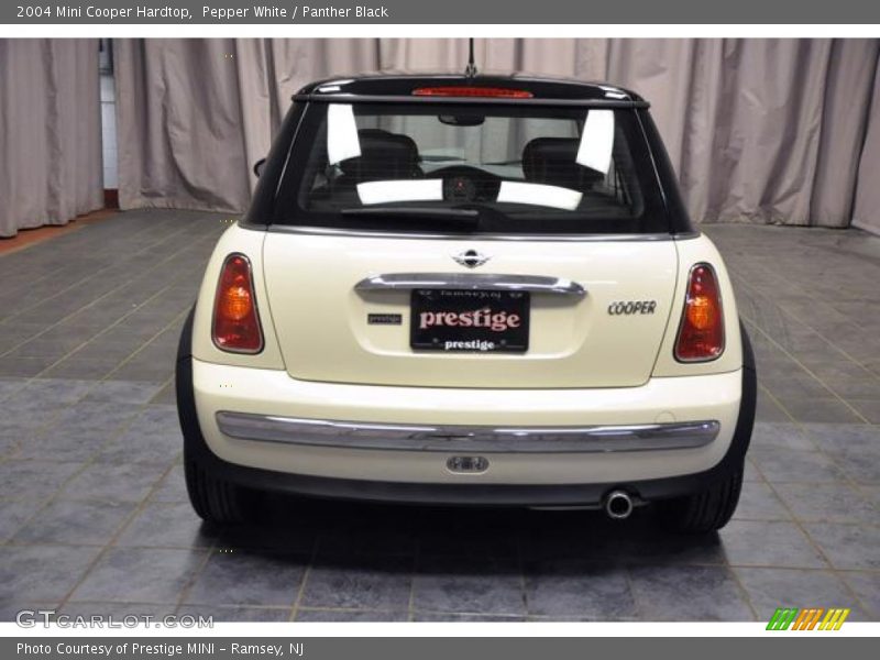 Pepper White / Panther Black 2004 Mini Cooper Hardtop