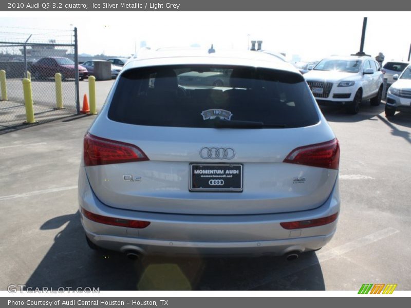 Ice Silver Metallic / Light Grey 2010 Audi Q5 3.2 quattro