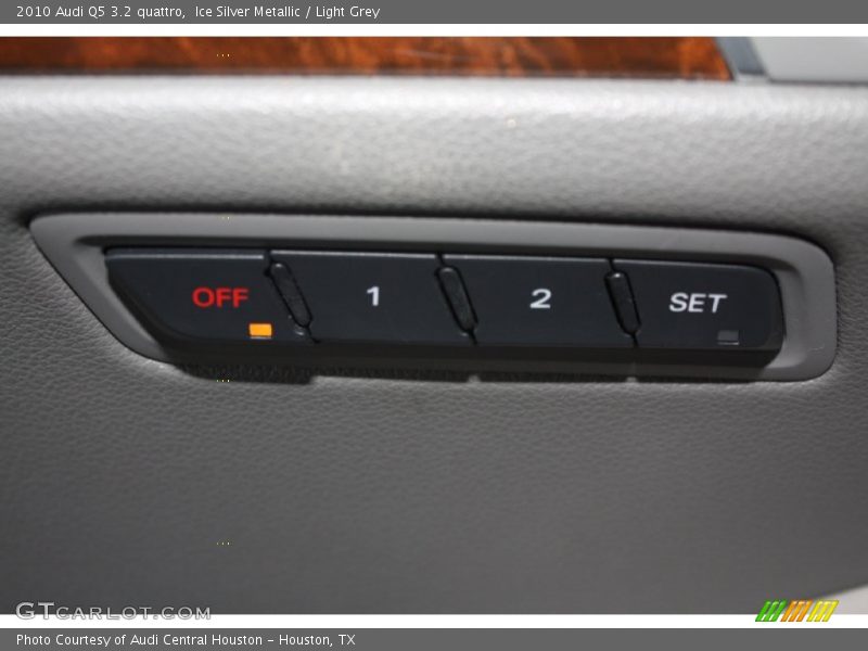 Ice Silver Metallic / Light Grey 2010 Audi Q5 3.2 quattro