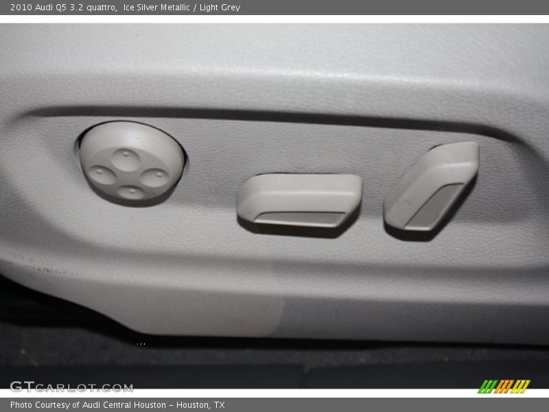 Ice Silver Metallic / Light Grey 2010 Audi Q5 3.2 quattro