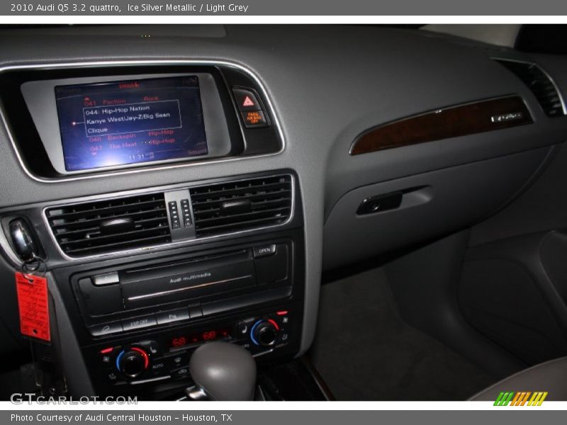 Ice Silver Metallic / Light Grey 2010 Audi Q5 3.2 quattro
