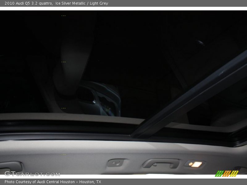 Ice Silver Metallic / Light Grey 2010 Audi Q5 3.2 quattro