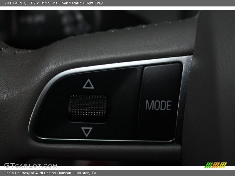 Ice Silver Metallic / Light Grey 2010 Audi Q5 3.2 quattro
