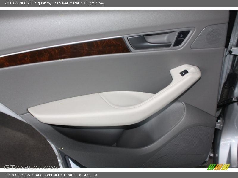 Ice Silver Metallic / Light Grey 2010 Audi Q5 3.2 quattro