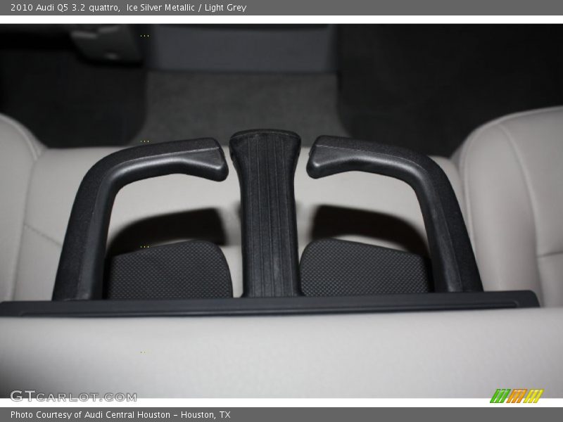 Ice Silver Metallic / Light Grey 2010 Audi Q5 3.2 quattro