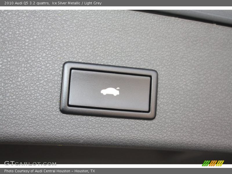 Ice Silver Metallic / Light Grey 2010 Audi Q5 3.2 quattro