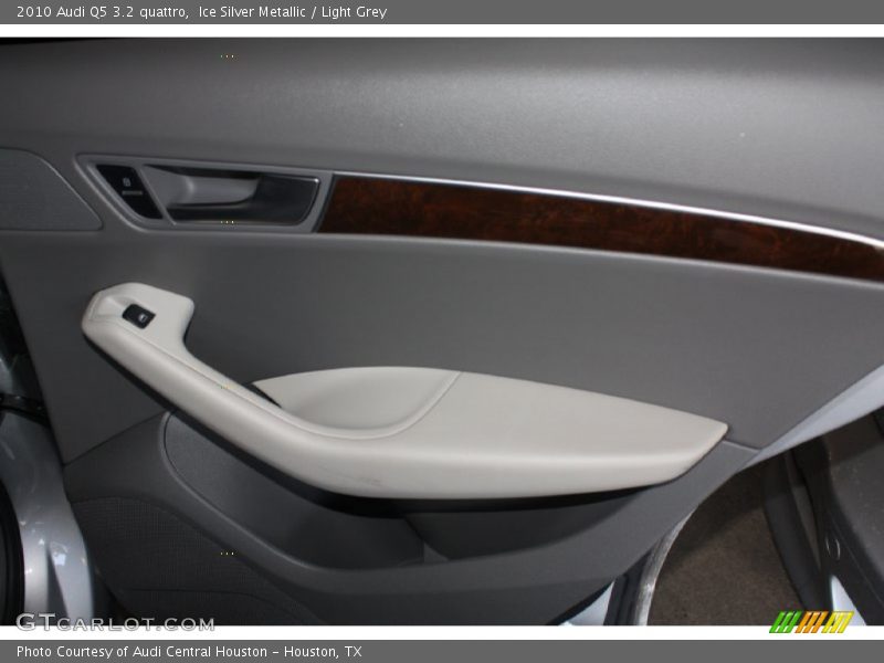 Ice Silver Metallic / Light Grey 2010 Audi Q5 3.2 quattro