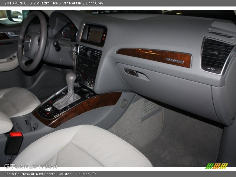 Ice Silver Metallic / Light Grey 2010 Audi Q5 3.2 quattro