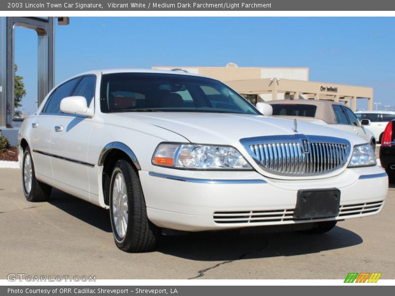 Vibrant White / Medium Dark Parchment/Light Parchment 2003 Lincoln Town Car Signature