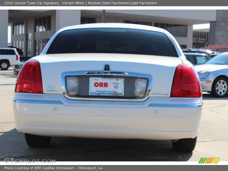 Vibrant White / Medium Dark Parchment/Light Parchment 2003 Lincoln Town Car Signature