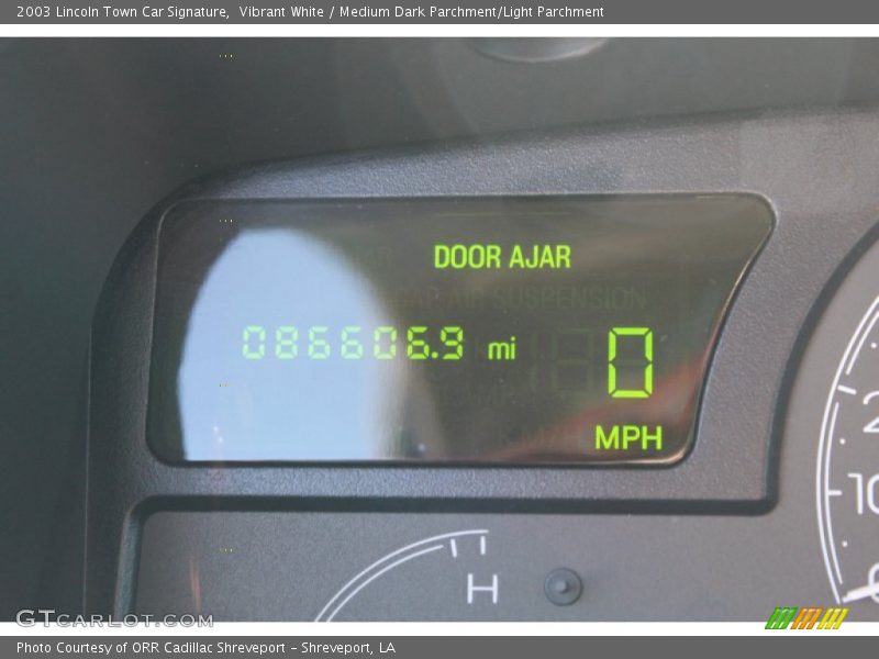 Vibrant White / Medium Dark Parchment/Light Parchment 2003 Lincoln Town Car Signature