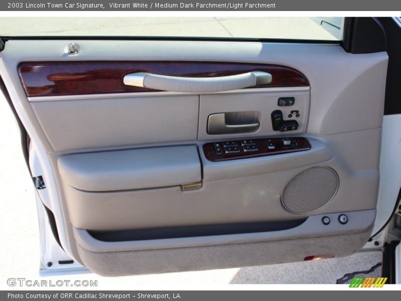 Vibrant White / Medium Dark Parchment/Light Parchment 2003 Lincoln Town Car Signature
