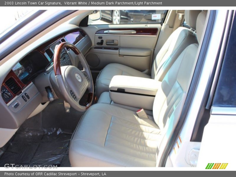 Vibrant White / Medium Dark Parchment/Light Parchment 2003 Lincoln Town Car Signature