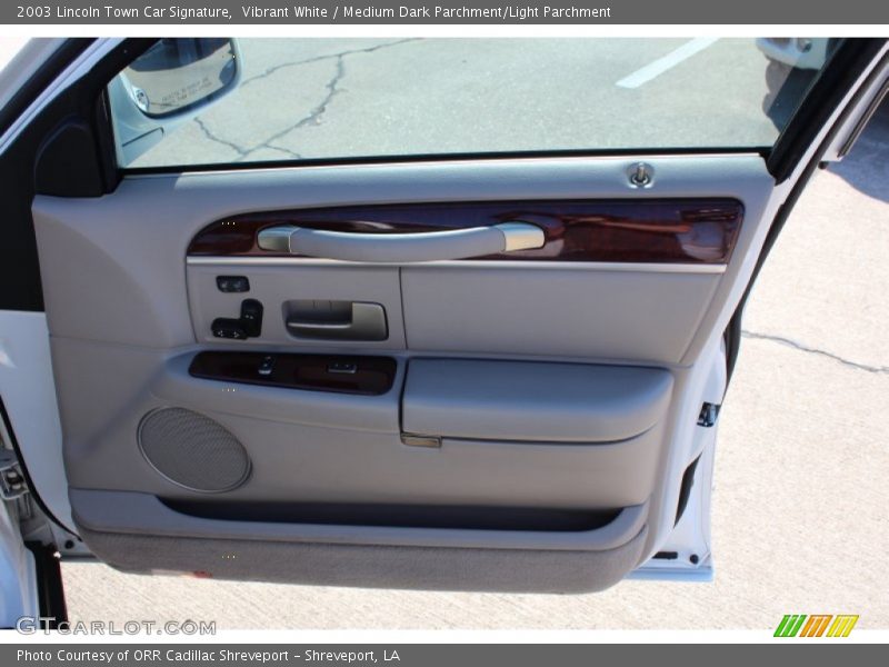 Vibrant White / Medium Dark Parchment/Light Parchment 2003 Lincoln Town Car Signature