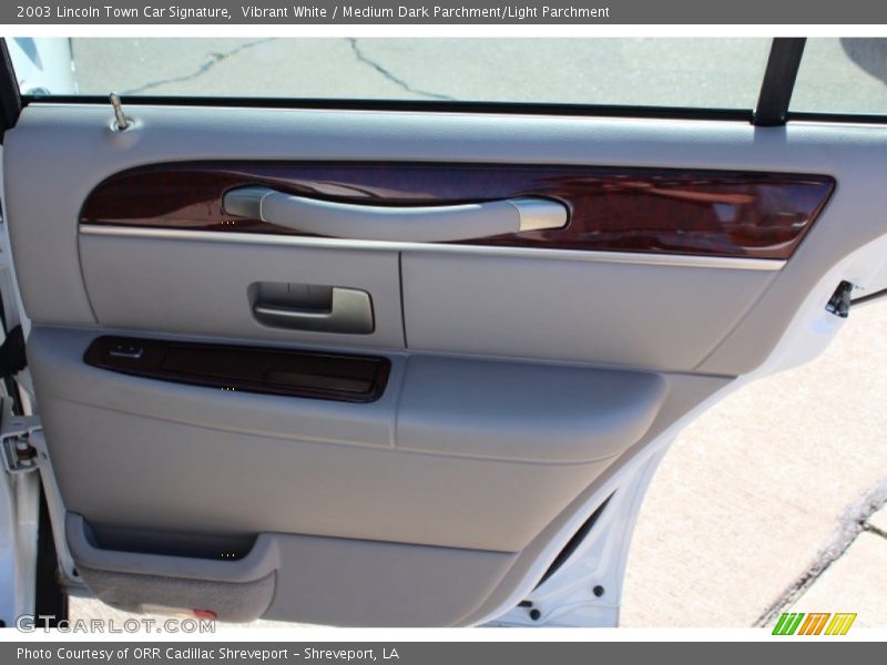 Vibrant White / Medium Dark Parchment/Light Parchment 2003 Lincoln Town Car Signature