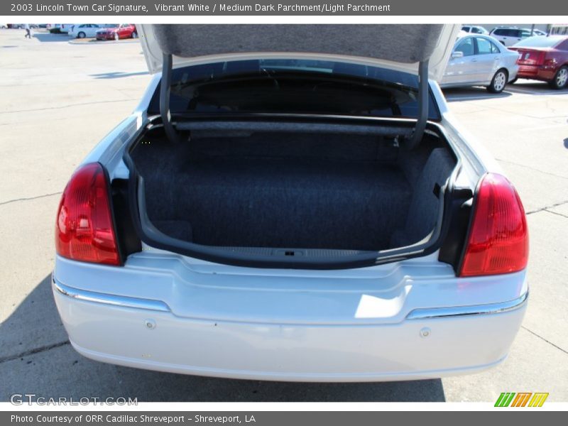 Vibrant White / Medium Dark Parchment/Light Parchment 2003 Lincoln Town Car Signature
