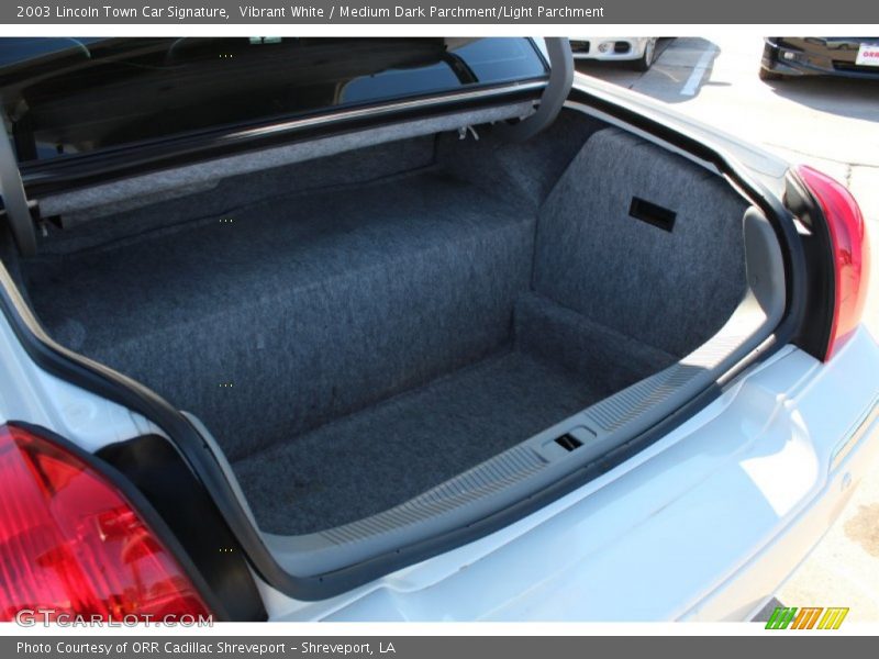 Vibrant White / Medium Dark Parchment/Light Parchment 2003 Lincoln Town Car Signature