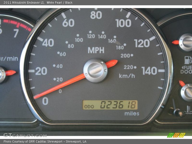 White Pearl / Black 2011 Mitsubishi Endeavor LS