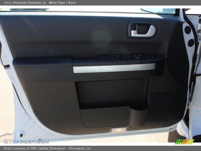 White Pearl / Black 2011 Mitsubishi Endeavor LS