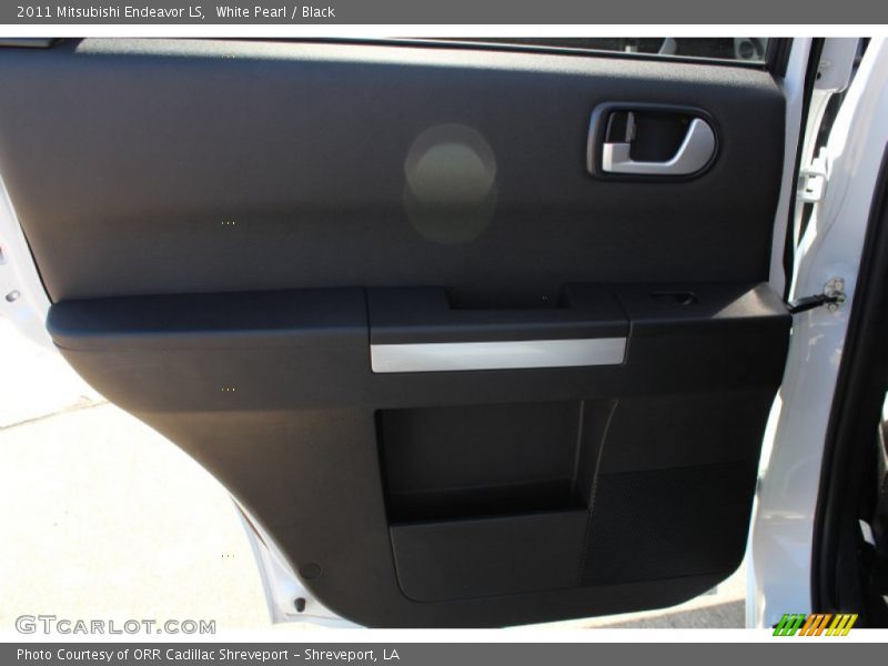 White Pearl / Black 2011 Mitsubishi Endeavor LS