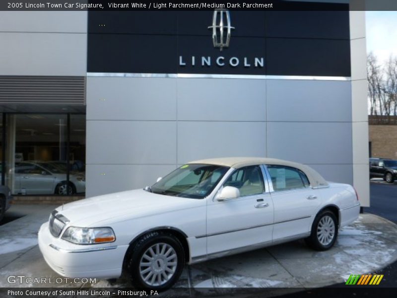 Vibrant White / Light Parchment/Medium Dark Parchment 2005 Lincoln Town Car Signature