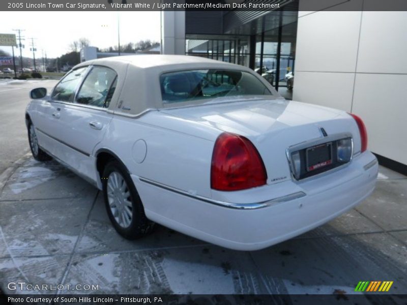 Vibrant White / Light Parchment/Medium Dark Parchment 2005 Lincoln Town Car Signature