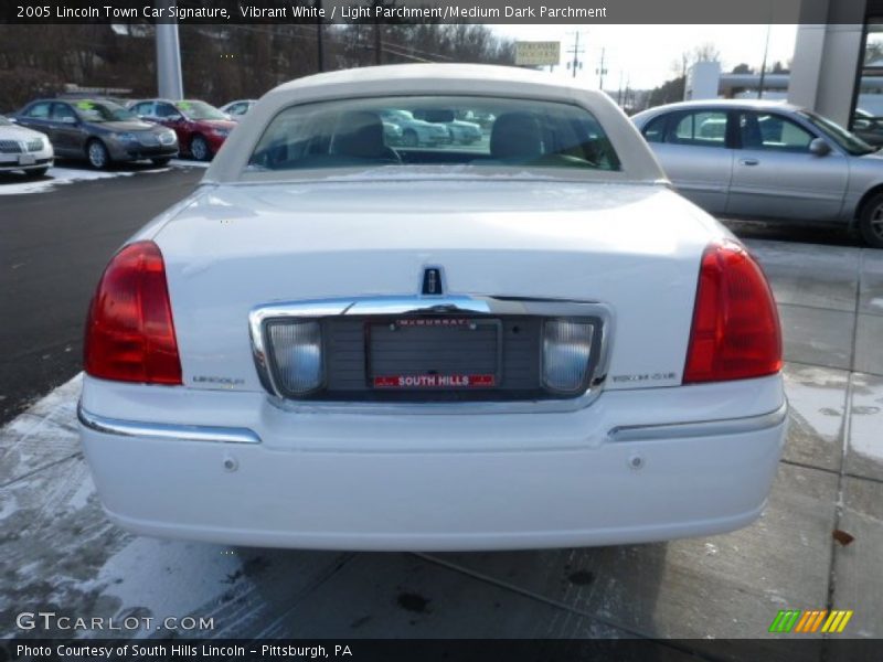 Vibrant White / Light Parchment/Medium Dark Parchment 2005 Lincoln Town Car Signature