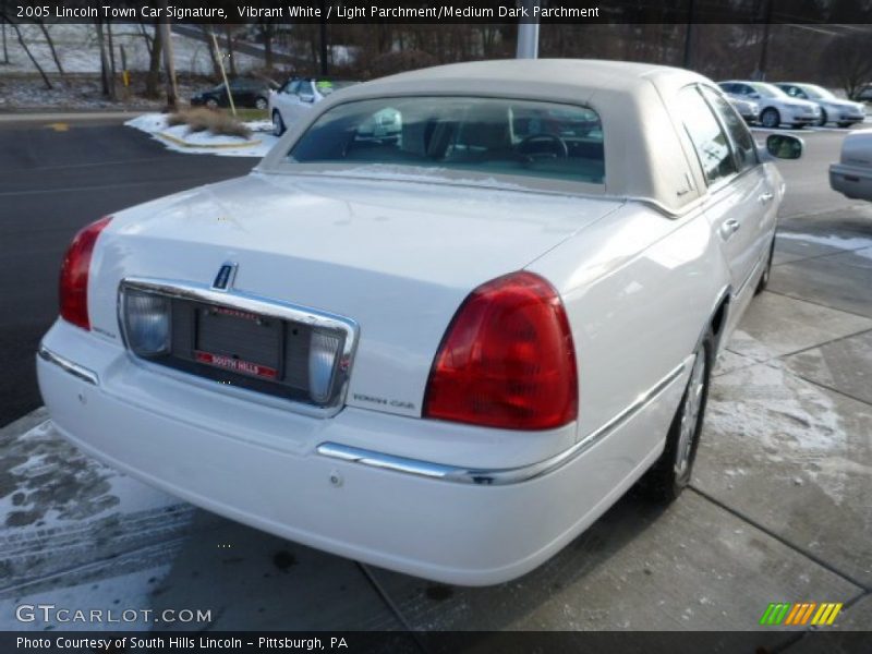 Vibrant White / Light Parchment/Medium Dark Parchment 2005 Lincoln Town Car Signature