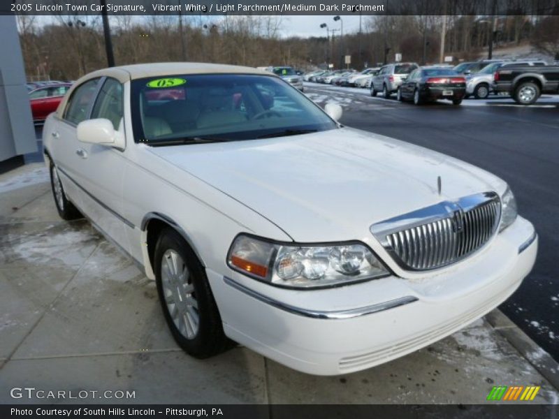 Vibrant White / Light Parchment/Medium Dark Parchment 2005 Lincoln Town Car Signature