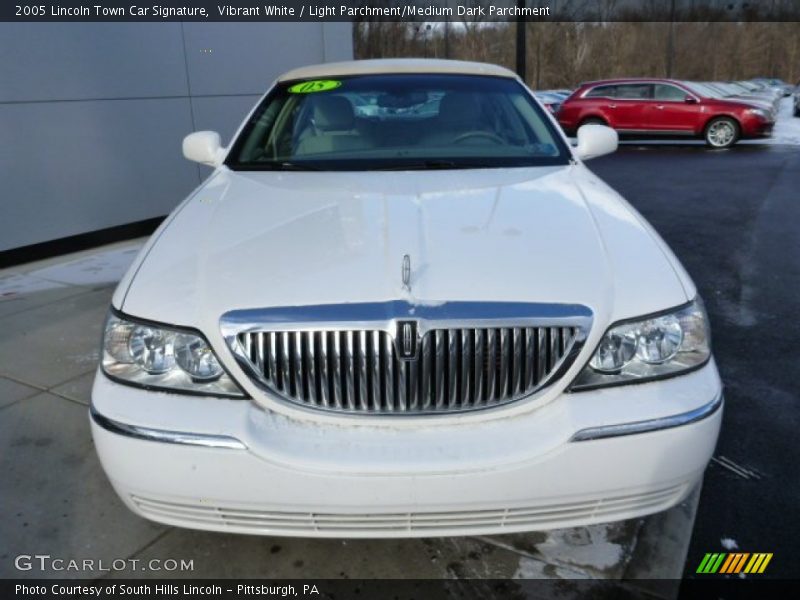 Vibrant White / Light Parchment/Medium Dark Parchment 2005 Lincoln Town Car Signature