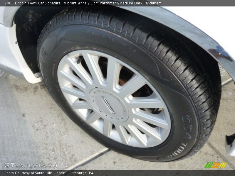 Vibrant White / Light Parchment/Medium Dark Parchment 2005 Lincoln Town Car Signature