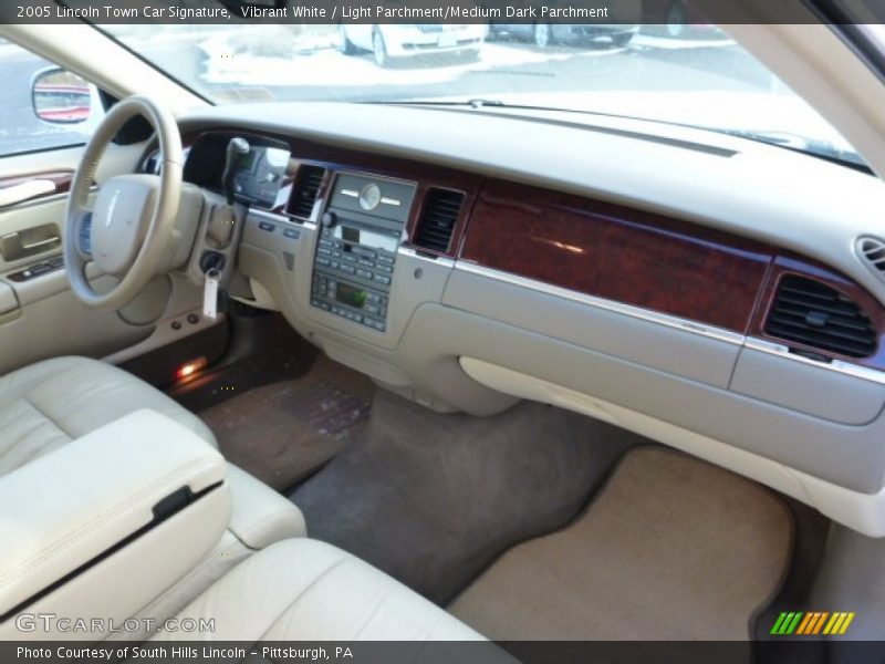Vibrant White / Light Parchment/Medium Dark Parchment 2005 Lincoln Town Car Signature