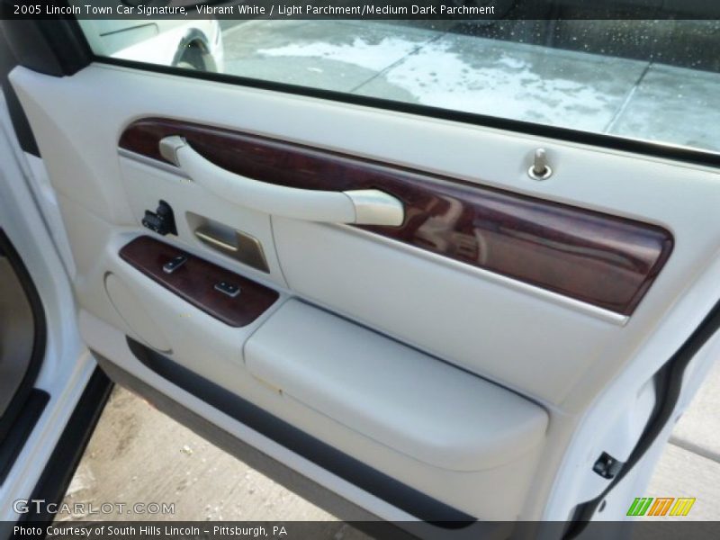 Vibrant White / Light Parchment/Medium Dark Parchment 2005 Lincoln Town Car Signature