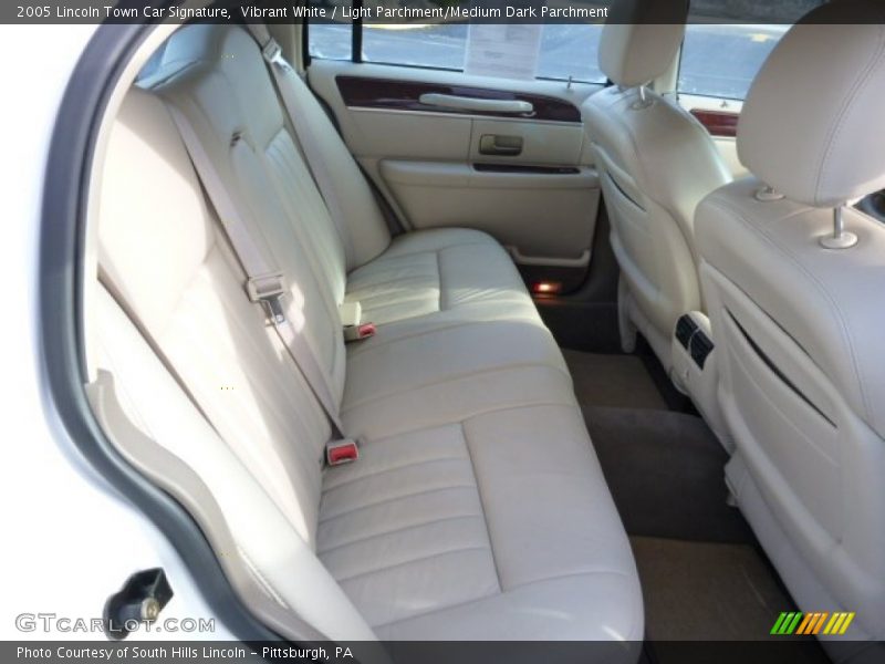 Vibrant White / Light Parchment/Medium Dark Parchment 2005 Lincoln Town Car Signature