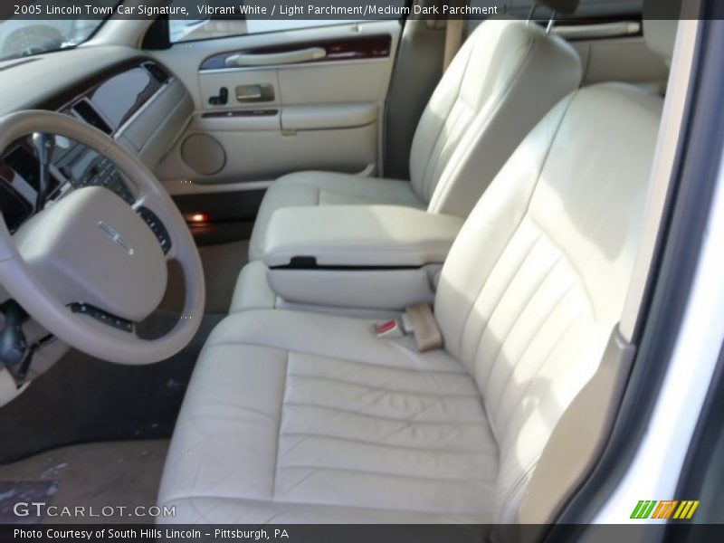 Vibrant White / Light Parchment/Medium Dark Parchment 2005 Lincoln Town Car Signature