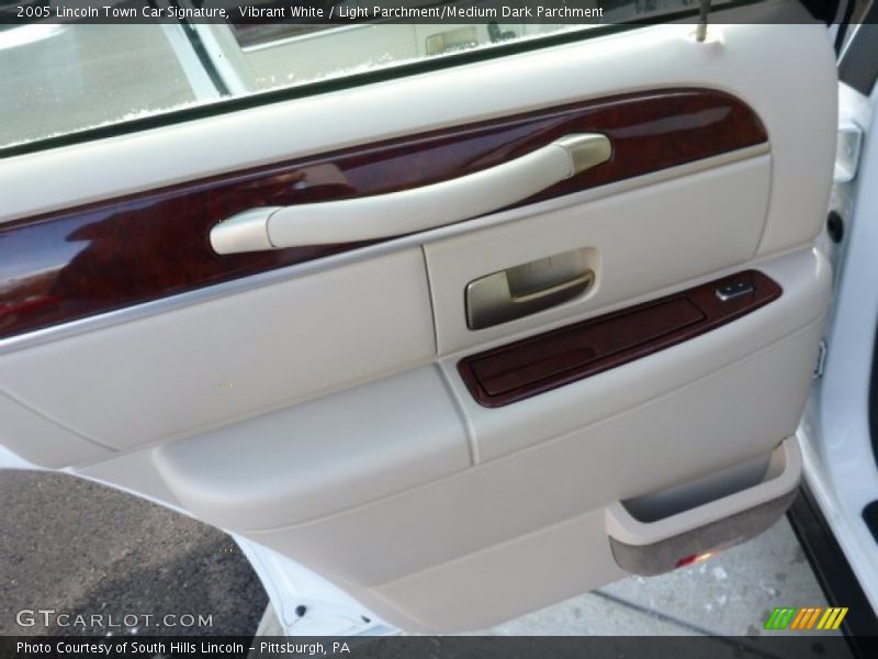 Vibrant White / Light Parchment/Medium Dark Parchment 2005 Lincoln Town Car Signature