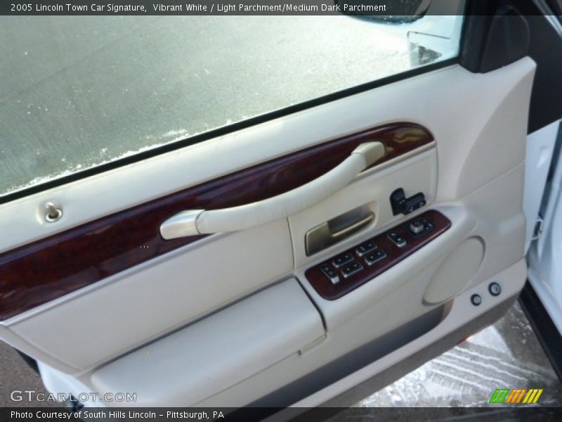 Vibrant White / Light Parchment/Medium Dark Parchment 2005 Lincoln Town Car Signature