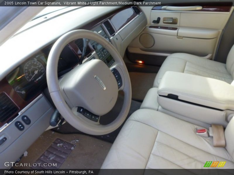Vibrant White / Light Parchment/Medium Dark Parchment 2005 Lincoln Town Car Signature