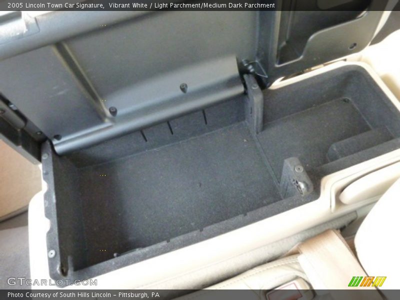 Vibrant White / Light Parchment/Medium Dark Parchment 2005 Lincoln Town Car Signature