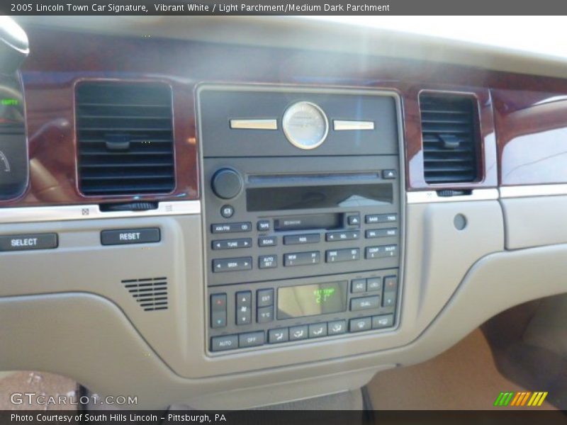 Vibrant White / Light Parchment/Medium Dark Parchment 2005 Lincoln Town Car Signature