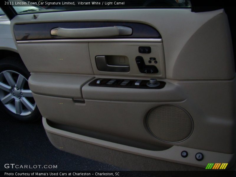 Vibrant White / Light Camel 2011 Lincoln Town Car Signature Limited