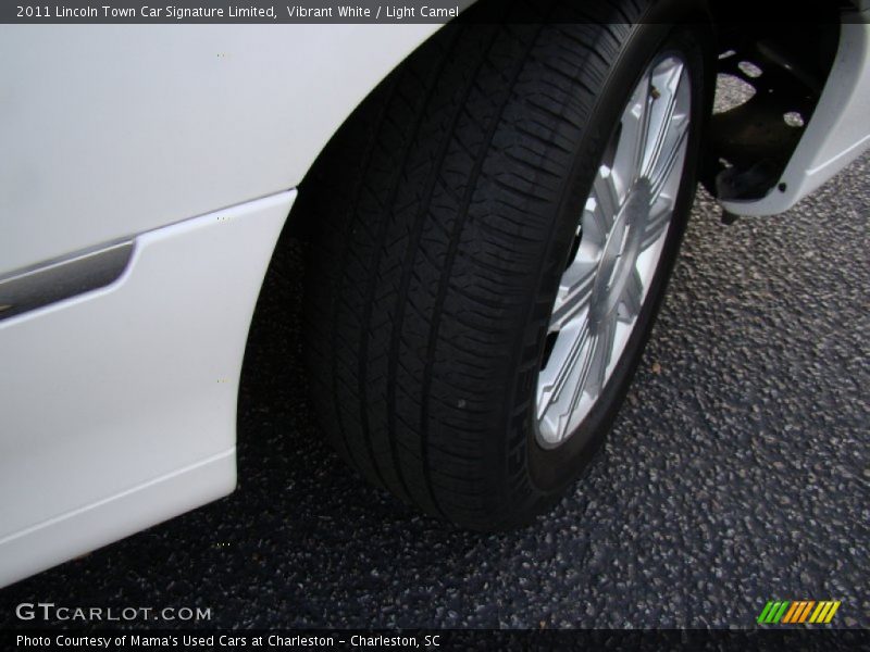 Vibrant White / Light Camel 2011 Lincoln Town Car Signature Limited