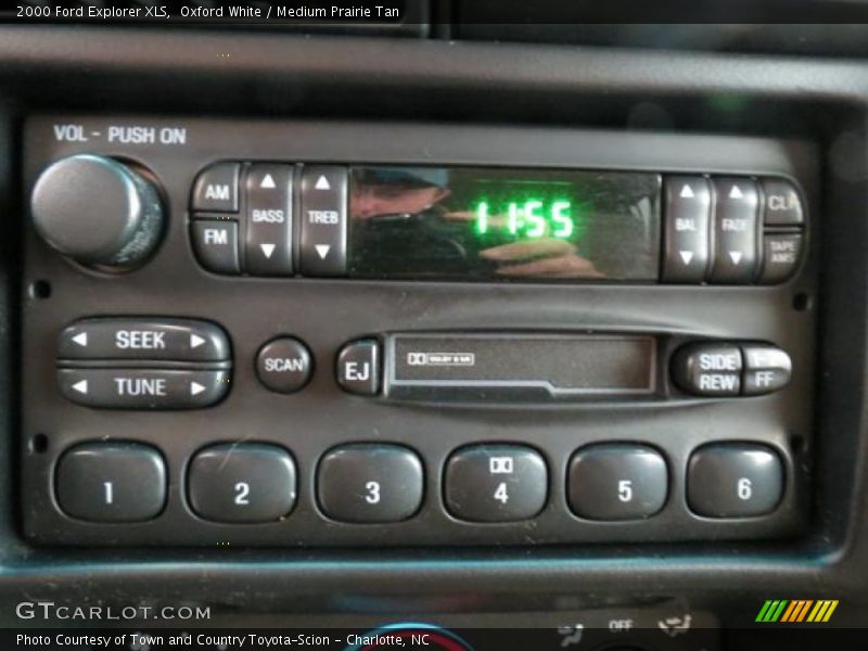 Oxford White / Medium Prairie Tan 2000 Ford Explorer XLS