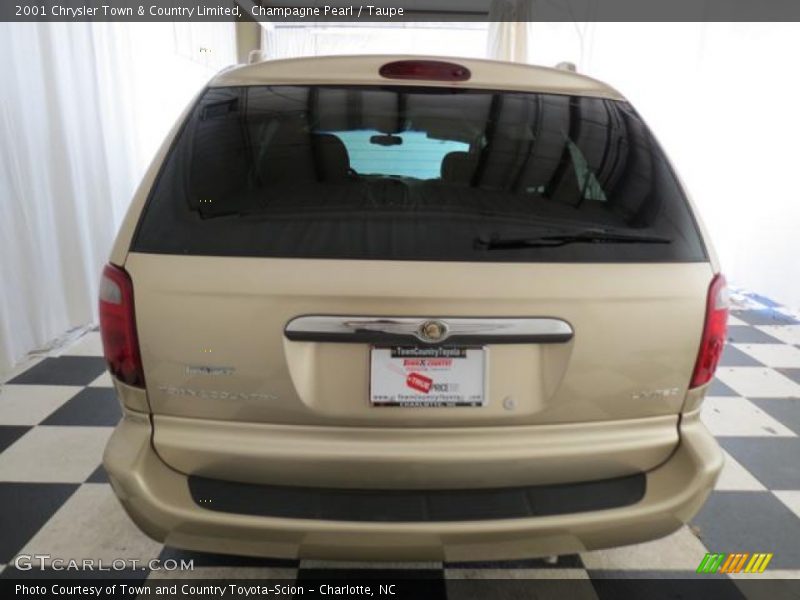 Champagne Pearl / Taupe 2001 Chrysler Town & Country Limited