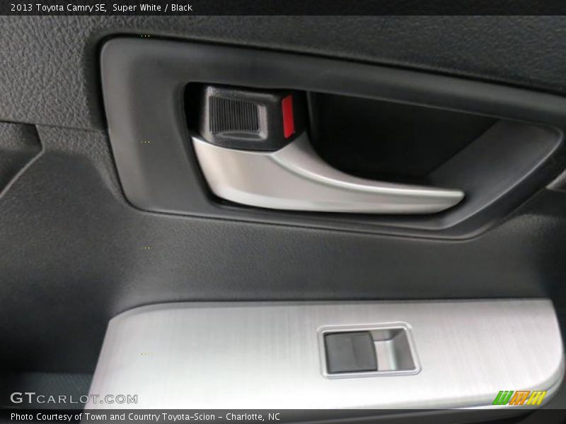 Super White / Black 2013 Toyota Camry SE