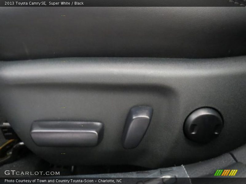 Super White / Black 2013 Toyota Camry SE