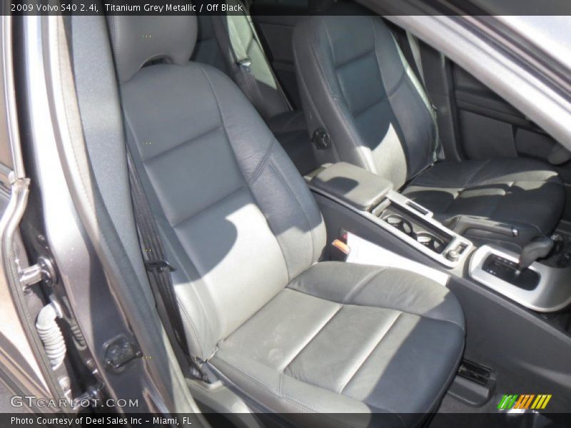 Titanium Grey Metallic / Off Black 2009 Volvo S40 2.4i