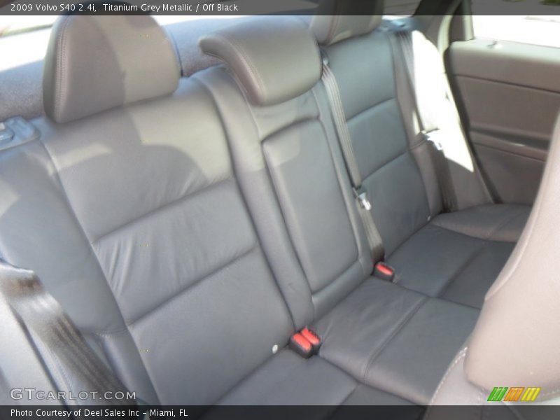 Titanium Grey Metallic / Off Black 2009 Volvo S40 2.4i