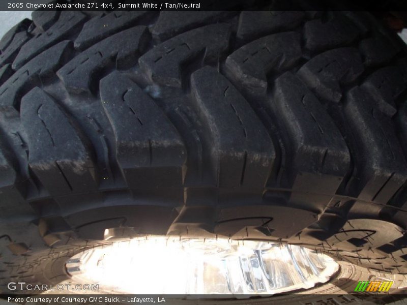 Summit White / Tan/Neutral 2005 Chevrolet Avalanche Z71 4x4